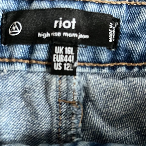 Missguided Riot High Rise Mom Jeans - Picture 4 of 9